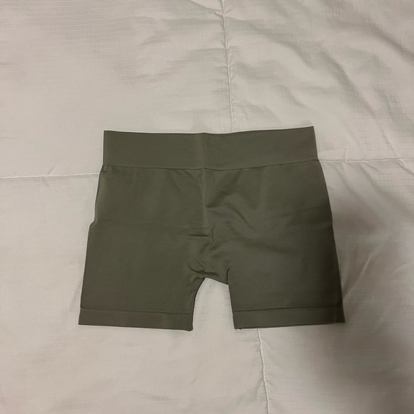 Naturyl by Niykee basic booty short - Picture 2 of 7